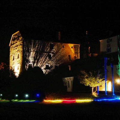 Schloss Triebenbach bei Nacht beleuchtet.jpg