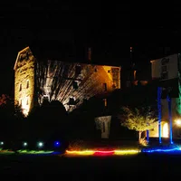 Schloss Triebenbach bei Nacht beleuchtet.jpg