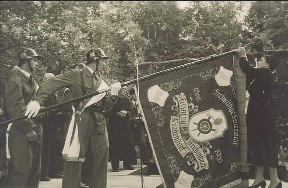 1961_Alte Fahne Leobendorf_Heining_Triebenbach.jpg